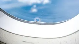 Uçak Pencerelerindeki O Küçük Deliğin Hayati Görevi